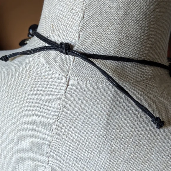 Elegant Black and White Beaded Necklace - Picture 4 of 4